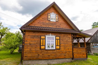 Soce Poland - 4 Haziran 2021: Podlasie bölgesinde dekoratif panjurları ve beyaz dantel perdeleri olan ahşap ev.