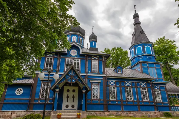 Puchly, Polonya - 4 Haziran 2021: Ağaçlarla çevrili mavi ahşap Ortodoks Kilisesi.