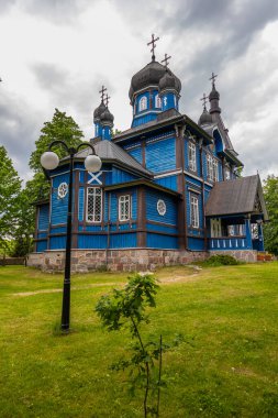 Puchly köyündeki geleneksel mavi ahşap Ortodoks kilisesi, Podlasie bölgesi, Polonya.