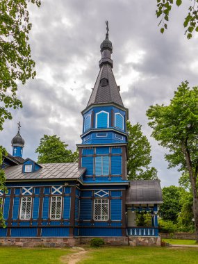 Puchly köyündeki geleneksel mavi ahşap Ortodoks kilisesi, Podlasie bölgesi, Polonya.