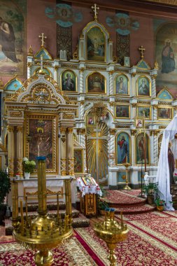 Puchly, Polonya 4 Haziran 2021: Ortodoks ahşap kilisesi ikonostaz ve dini tablolarla.