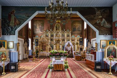 Puchly, Polonya 4 Haziran 2021: Ortodoks ahşap kilisesi ikonostaz ve dini tablolarla.