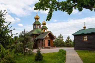Odrynki, Polonya, Haziran 04, 2021: Tahta Ortodoks Kilisesi Altın kubbeleri ve Podlasie 'deki Skit' in yeşil çatısı.