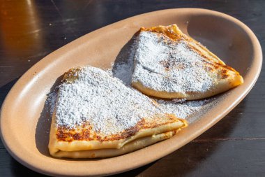 Polonya 'nın Bialowieza şehrinde geleneksel Polonya krepleri üzerine pudra şekeri serpilmiştir..