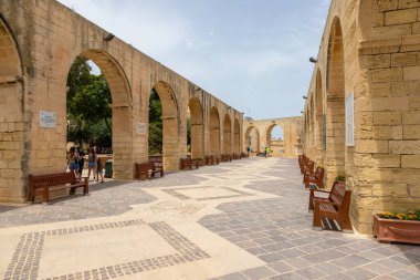 Valletta, Malta 21 Haziran 2021: Valletta 'da modern tasarım ve panoramik izleme platformu ile Yukarı Barrakka Asansörü.