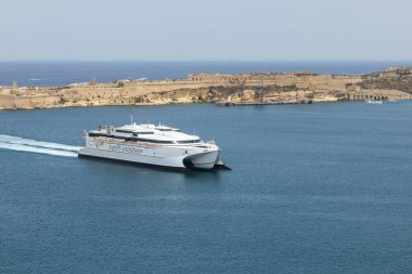 Valletta, Malta 21 Haziran 2021: Senglea ve Birgu marinasında rıhtım boyunca demirlemiş yat ve teknelerin görüntüsü.