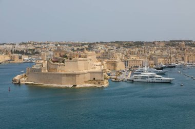 Valletta, Malta 21 Haziran 2021: Senglea ve Birgu marinasında rıhtım boyunca demirlemiş yat ve teknelerin görüntüsü.