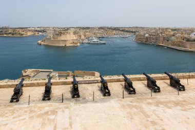 Valletta, Malta 21 Haziran 2021: Senglea ve Birgu marinasında rıhtım boyunca demirlemiş yat ve teknelerin görüntüsü.