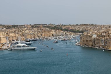 Valletta, Malta 21 Haziran 2021: Senglea ve Birgu marinasında rıhtım boyunca demirlemiş yat ve teknelerin görüntüsü.
