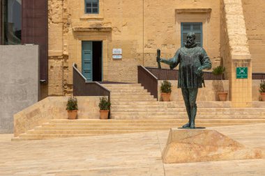 Valletta, Malta 21 Haziran 2021: Barrakka Asansör yapısı, aşağıdaki tahkim duvarları ve inşaat alanlarıyla korunmasız.