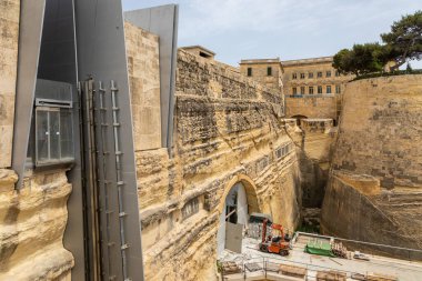 Valletta, Malta 21 Haziran 2021: Barrakka Asansör yapısı, aşağıdaki tahkim duvarları ve inşaat alanlarıyla korunmasız.