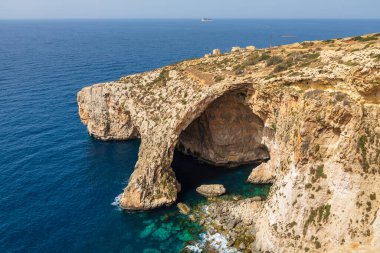 Blue Grotto, Malta 'da canlı mavi denizin üzerinde doğal taş kemer. Net sulara sahip popüler kıyı şeridi.