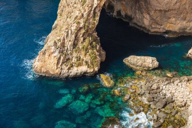 Blue Grotto, Malta 'da canlı mavi denizin üzerinde doğal taş kemer. Net sulara sahip popüler kıyı şeridi.