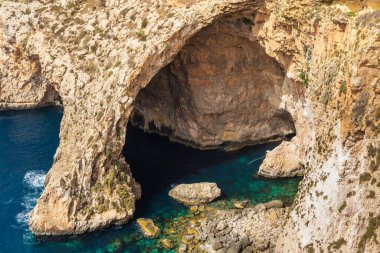 Blue Grotto, Malta 'da canlı mavi denizin üzerinde doğal taş kemer. Net sulara sahip popüler kıyı şeridi.