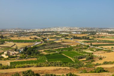 Mdina, Malta - 22 Haziran 2021: Tarlaları, yolları ve uzak kasabaları olan Malta kırsalının panoramik manzarası.