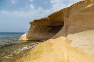 Malta, Gozo 'daki Akdeniz kıyısında doğal kıvrımlı eşsiz kireçtaşı oluşumu..