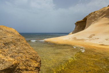 Malta, Gozo 'daki Akdeniz kıyısında doğal kıvrımlı eşsiz kireçtaşı oluşumu..
