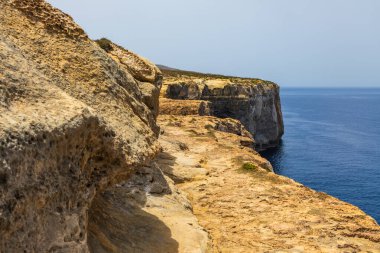 Gozo Malta kıyısındaki Akdeniz 'e bakan aşınmış kayalık kayalıklar..
