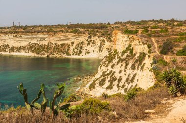 Taht Il Maqjel Malta 'da manzara kayalıkları ve turkuaz Akdeniz suları