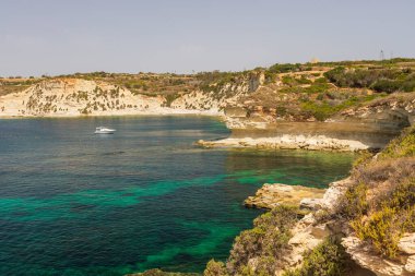Taht Il Maqjel, Malta 'da turkuaz deniz manzaralı uçurumlar.