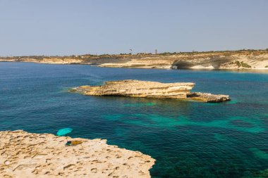 Taht Il Maqje, Malta 'da turkuaz suları ve kayalıkları olan Rocky sahili..