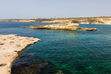 Taht Il Maqje, Malta 'da turkuaz suları ve kayalıkları olan Rocky sahili..
