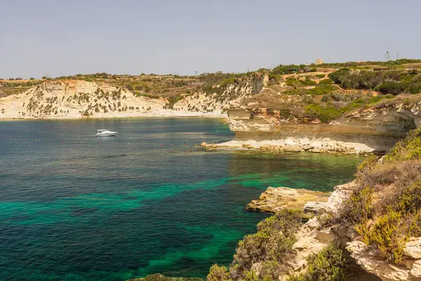 Taht Il Maqjel, Malta 'da turkuaz deniz manzaralı uçurumlar.