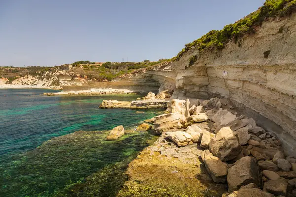 Taht Il Maqje, Malta 'da turkuaz suları ve kayalıkları olan Rocky sahili..