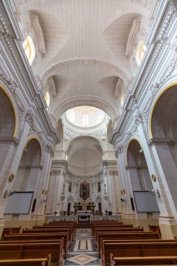 Santa Maria Estate, Malta 24 Haziran 2021: Santa Maria Emlak Kilisesi sıraları, mermer zeminler, süslü kemerler ve ahşap kapılar.