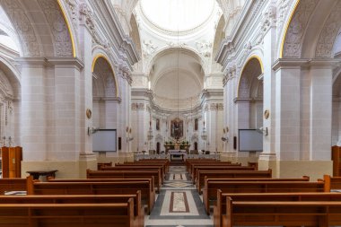 Santa Maria Estate, Malta 24 Haziran 2021: Santa Maria Emlak Kilisesi sıraları, mermer zeminler, süslü kemerler ve ahşap kapılar.