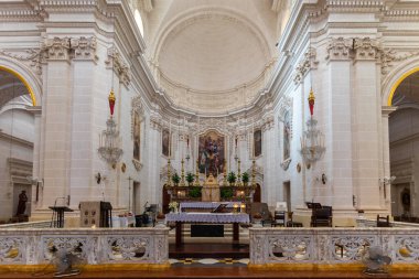 Santa Maria Estate, Malta 24 Haziran 2021: Santa Maria Emlak Kilisesi sıraları, mermer zeminler, süslü kemerler ve ahşap kapılar.