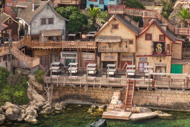 Temel Reis Köyü, Malta 24 Haziran 2021: Turkuaz deniz manzaralı Temel Reis Köyü ahşap evleri.