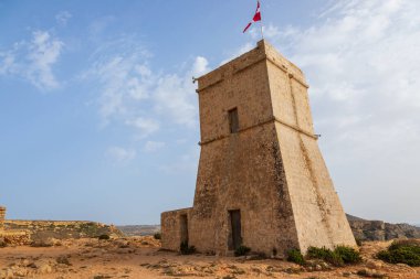 Malta, Manikata 'da Malta bayrağı taşıyan antik taş gözetleme kulesi tarihi olarak kıyı savunması için kullanıldı..