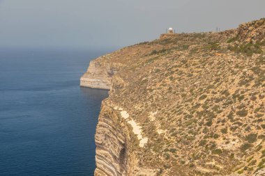 Akdeniz 'in üzerinde yükselen Dingli Kayalıklarının manzarası, Malta.