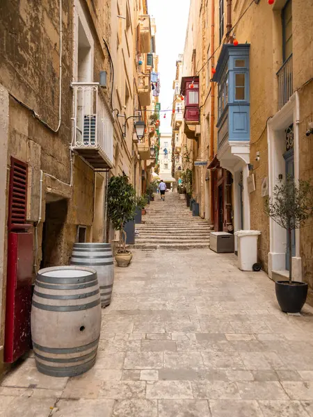 Valletta, Malta 26 Haziran 2021: Geleneksel Malta balkonları ve yokuş yukarı çıkan basamakları olan Dar Taş Sokak.