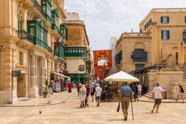 Valletta, Malta 26 Haziran 2021: Geleneksel Malta balkonları ve yokuş yukarı çıkan basamakları olan Dar Taş Sokak.