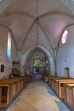 Saaremaa, Estonya 24 Ağustos 2021: İçinde haç resmi ve Gotik iç çamaşırları bulunan bir kilise sunağı manzarası.