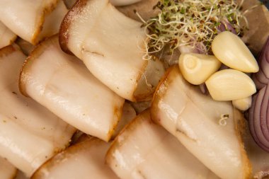 Tahtada dilimlenmiş domuz yağı, yakın mesafeden kesilmiş domuz eti, salo. Geleneksel Ukrayna yemeği, Ukrayna mutfağı. Tuzlu salo, sarımsak, salo..