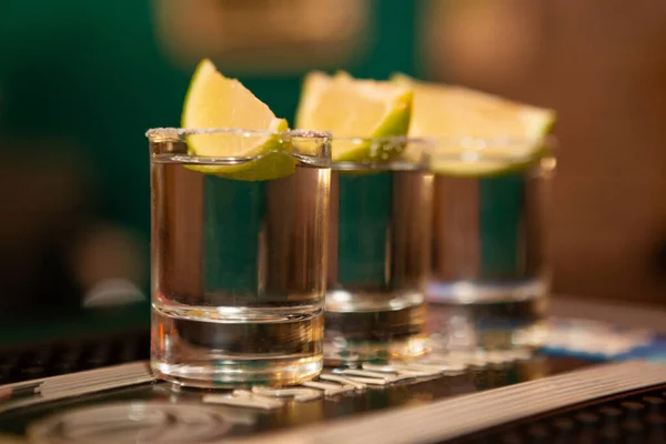 Drie Shots Met Tequila Met Zout Limoen Een Bar Alcoholdrank Stockafbeelding