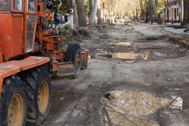 CHISINAU, MOLDOVA - CIRCA APR 2023: yol onarımı, şehrin merkezi, makine ve delikler. Hasarlı yol yeniden yapılandırma makineleri, yol çalışmaları.