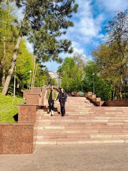 Chisinau Moldova Apr 2023 Valea Morilor Parkındaki Merdivenler Yürüyen Insanlar — Stok fotoğraf