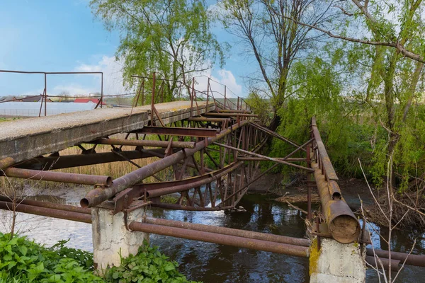 Uma Ponte Velha Sobre Rio Aldeia Ponte Concreto Aço Árvores — Fotografia de Stock