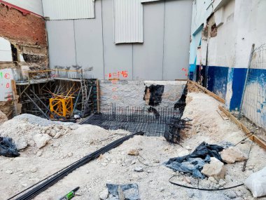 Yeni bina, bina inşaatı, detaylar ve çelik parmaklıklı takviye birlikleri, hiç kimse. İnşaat endüstrisi kavramı.