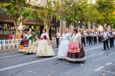 ALICANTE, İSPAN - 25 Haziran 2023: Geleneksel İspanyol elbiseli kadın ve erkekler, fogueralar festivali. İspanyol elbisesi, festival homoları..