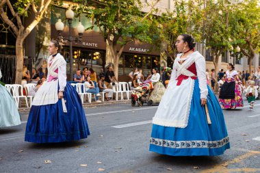 ALICANTE, İSPAN - 25 Haziran 2023: Geleneksel İspanyol elbiseli kadınlar mavi renk, fogueralar festivali. İspanyol elbisesi, festival homoları..