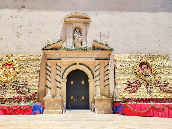 阿里坎特 Spain July 2023 巴里的圣尼古拉斯大教堂 墙上装饰着花朵 教堂的入口 教堂门 古建筑 — 图库照片