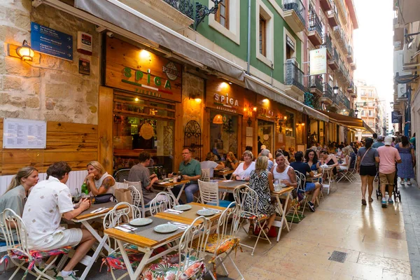 Alicante Spanien Juni 2023 Människor Som Sitter Utomhus Caféet Trångt — Stockfoto