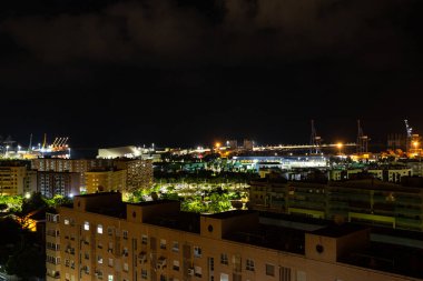 Alicante şehrinin gece manzarası, modern binalar. Alicante, İspanya 'nın gece manzarası. Modern mimari ve liman, gece manzarası.