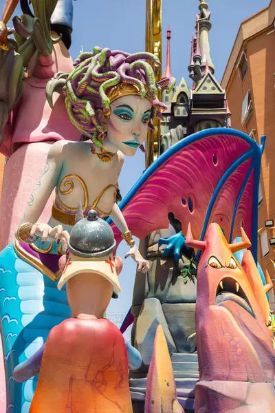 Alicante Şenlik Ateşi Festivali, Foguera, Sokağın Renkli Anıtı. Medusa Gorgon heykeli. Geleneksel İspanyol festivali, Hogueras San Juan.