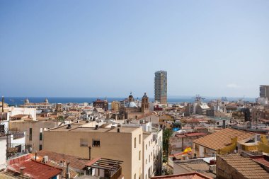 Alicante şehri, havadan panoramik manzaralı, arka planda deniz manzaralı. Şehir merkezi, çatılar, Costa Blanca bölgesi.